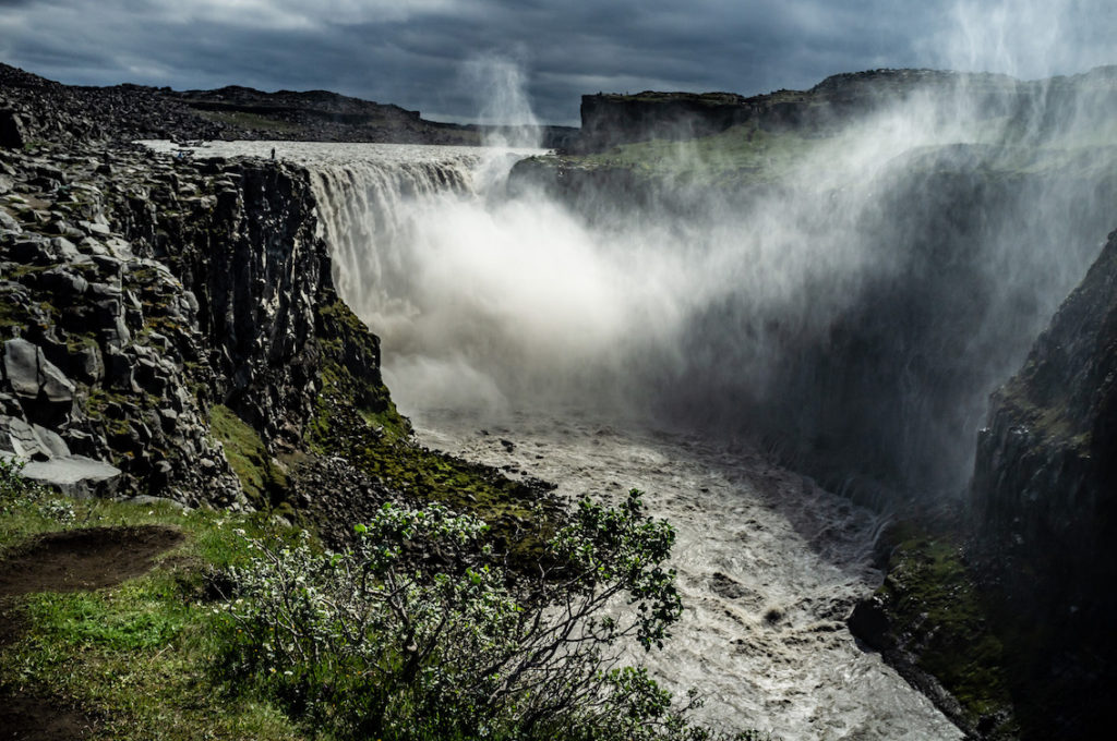 W kanionie rzeki Jokulsa wodospad Dettifoss niesie prawie 300.000 metrów sześciennych wody na sekundę.