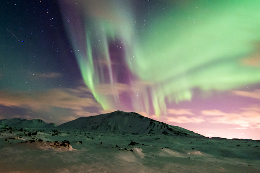 Góry Błękitne pod Reykjavikiem. Kilka kilometrów od stolicy niebo jest już na tyle ciemne, że można oglądać spektakularne pokazy Zorzy Polarnej.