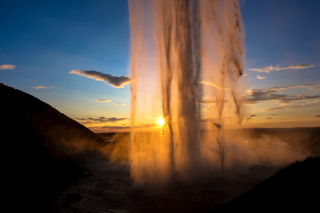 Islandia wycieczka – objazd wyspy. Wodospady takie jak Seljalandsfoss kuszą turystów.