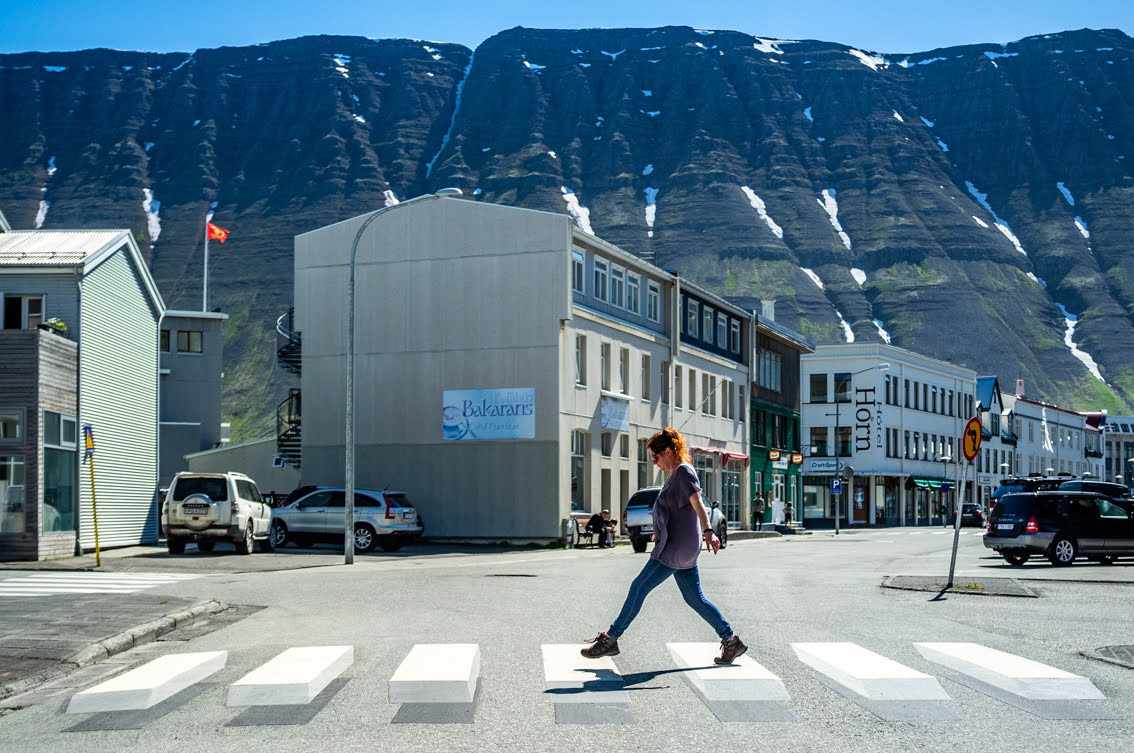Pasy 3D w Isafjordur – niezwykłe trójwymiarowe przejście dla pieszych